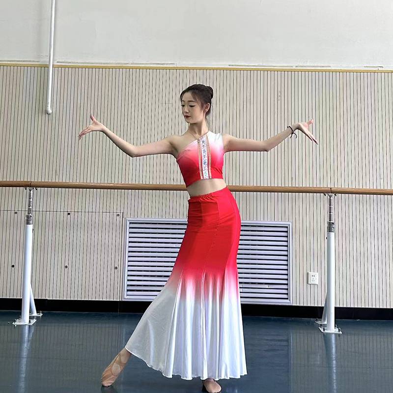 Red and white, eight 360-degree skirts and one shoulder